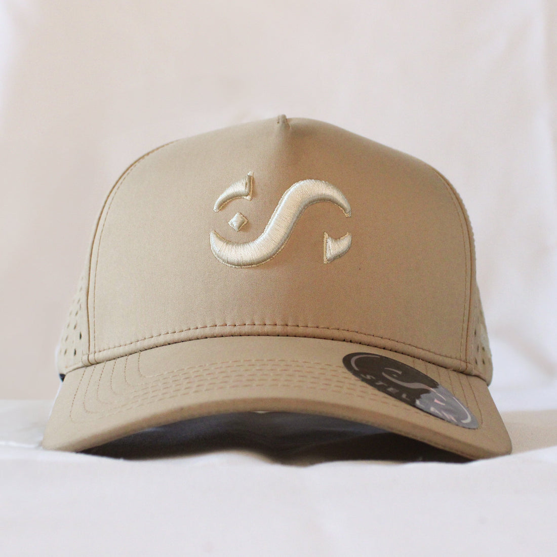 Gorra DISRUPTION BEIGE de Stellan combinada con diferentes outfits — guía de estilo